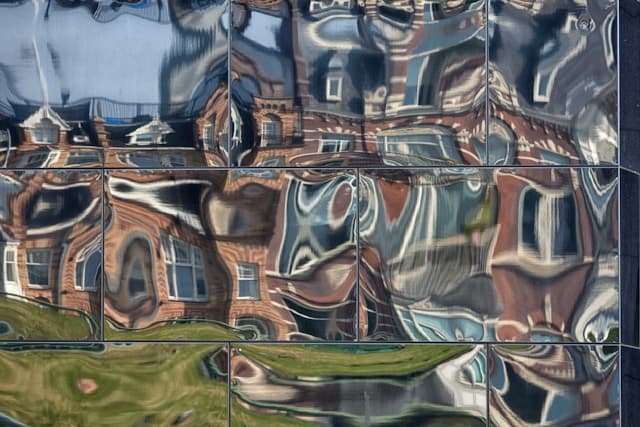 Imagen conceptual que representa una realidad distorsionada